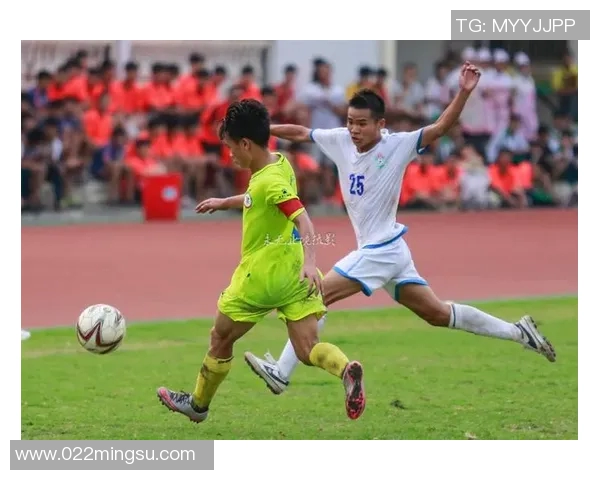 少年绿茵追梦时刻足球孩子与偶像球星温暖相遇