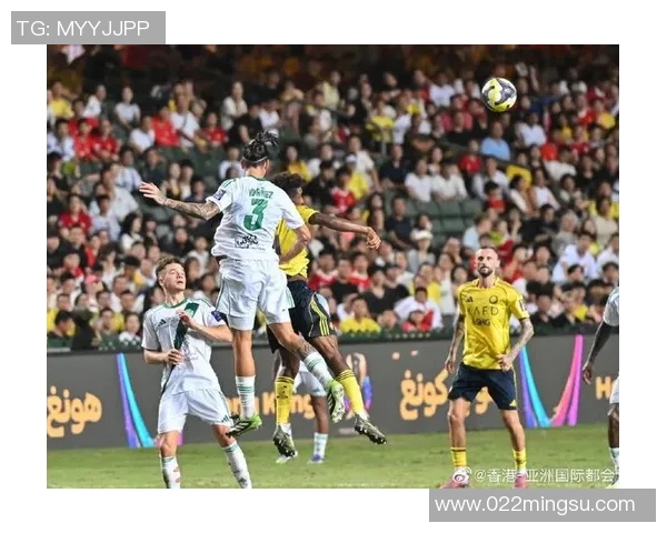 两位足球巨星携手合影展现默契与实力,共同演绎绿茵场上的辉煌瞬间 两位足球巨星携手合影展现默契与实力,共同演绎绿茵场上的辉煌瞬间